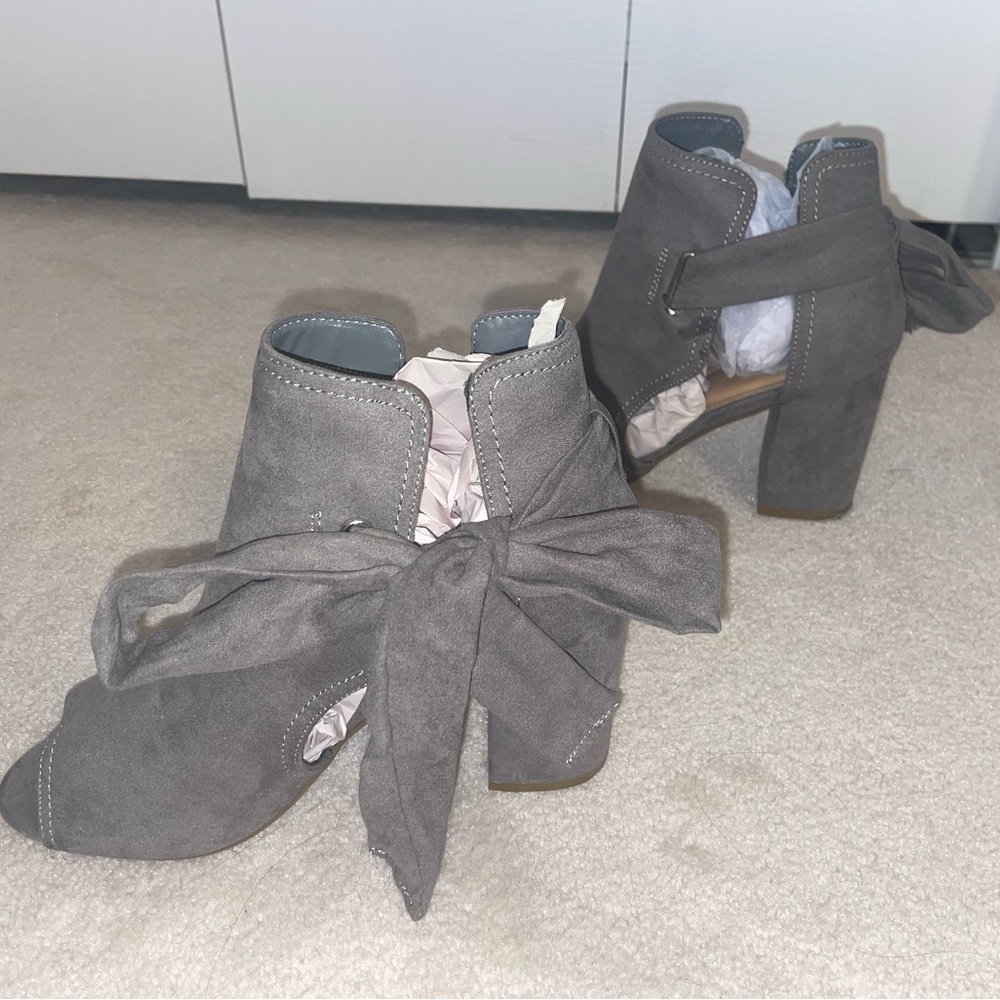 Gray JustFab bow ankle booties size 7.5